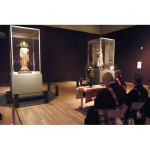 東京藝術大学大学美術館（東京会場）
で営まれた法要。（2014年4月25日）
（©I.HOSOKAWA）